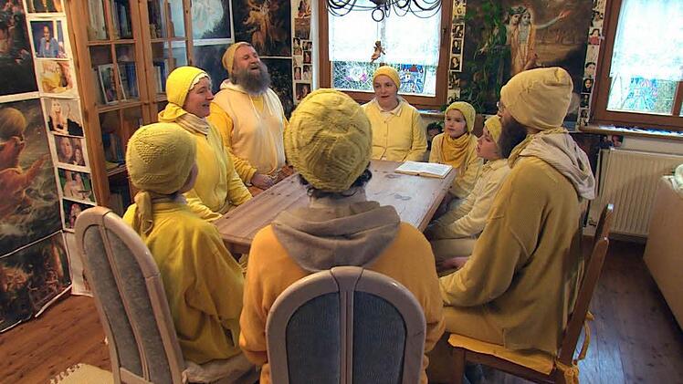Um vier Uhr morgens aufstehen zur Meditation: Kinder sollen nicht spielen, sondern durch Dienen, Verzicht und Leid ihre Seele entwickeln. Foto: WDR