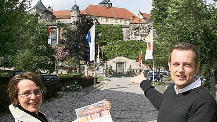 Kerstin Löw (links), die Leiterin des Tourismus- und Veranstaltungsbetriebes der Stadt Kronach, und ihr Kollege Jörg Schnappauf   Foto: Corinna Igler