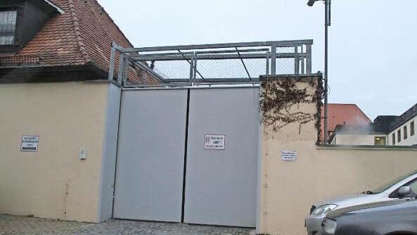 3. Flucht verhindern, das ist die Aufgabe dieser Mauer der Justizvollzugsanstalt in Erlangen.