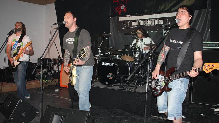 Mit ihrem melodiösen Punkrock war die Band "Evidence 399" das laue Lüftchen vor dem Hardcore-Orkan.