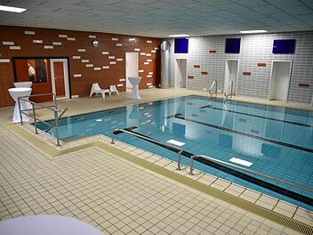 In neuem Glanz erstrahlt das Schwimmbecken im Königsberger Hallenbad. Fotos: Gerold Snater