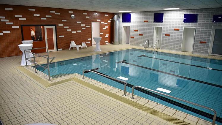 In neuem Glanz erstrahlt das Schwimmbecken im Königsberger Hallenbad. Fotos: Gerold Snater
