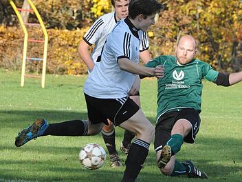 Ganz Weichtungen bangt um den Einsatz von DJK-Torjäger Stefan Denner (rechts). Foto: Hopf