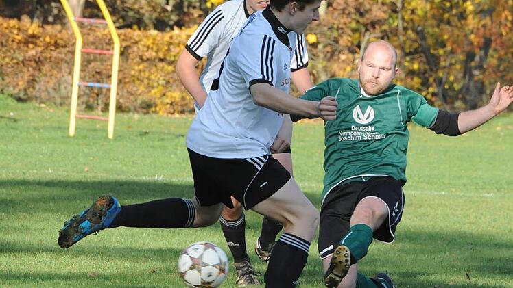 Ganz Weichtungen bangt um den Einsatz von DJK-Torjäger Stefan Denner (rechts). Foto: Hopf