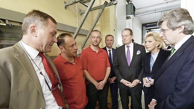 Michael Loibersbeck, stellvertretender Werkleiter, sowie die Ersthelfer Stefan Obermayr und Marcus Landgraf berichteten Eltmanns B&uuml;rgermeister Michael Ziegler, J&uuml;rgen Thumann und den Familiengesellschaftern Maria-Elisabeth Schaeffler-Thumann und Georg F. W. Schaeffler von dem Unfall (von links). Foto: Schaeffler AG