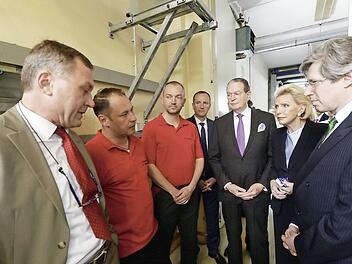 Michael Loibersbeck, stellvertretender Werkleiter, sowie die Ersthelfer Stefan Obermayr und Marcus Landgraf berichteten Eltmanns Bürgermeister Michael Ziegler, Jürgen Thumann und den Familiengesellschaftern Maria-Elisabeth Schaeffler-Thumann und Georg F. W. Schaeffler von dem Unfall (von links). Foto: Schaeffler AG