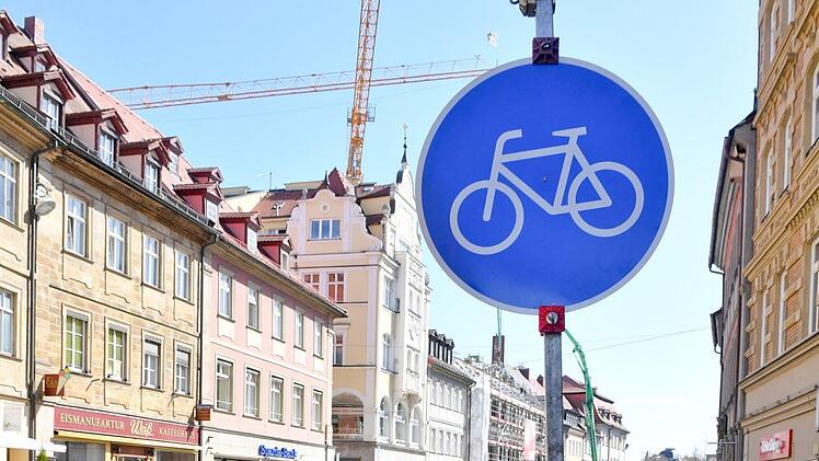 Das blaue "Radweg"-Schild sowie die gelbe Markierung interessieren kaum einen Fußgänger.