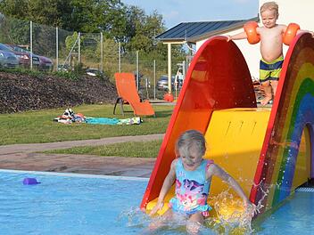 Tief Luft holen und ab ins Wasser: Luise und Jonathan haben jede Mange Spa&szlig; auf der neuen Regenbogen-Rutsche.  Foto: Isolde Krapf