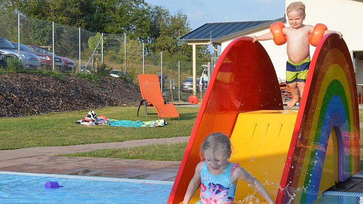 Tief Luft holen und ab ins Wasser: Luise und Jonathan haben jede Mange Spa&szlig; auf der neuen Regenbogen-Rutsche.  Foto: Isolde Krapf
