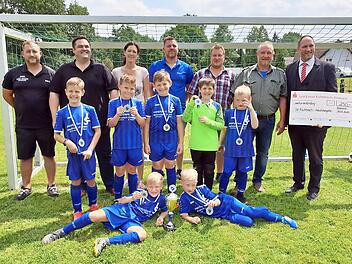 So sehen Sieger aus: die F-Junioren des SV Fischbach mit ihrem Siegerpokal.  Fotos: Heike Schülein