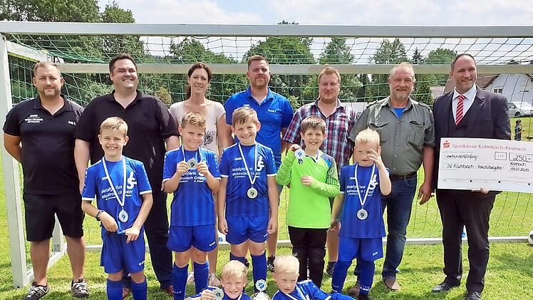 So sehen Sieger aus: die F-Junioren des SV Fischbach mit ihrem Siegerpokal.  Fotos: Heike Schülein