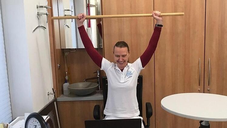 Ein Besenstiel, den jeder zu Hause haben dürfte, lässt sich leicht als einfaches  Fitnessgerät nutzen.  Foto: Anne-Sophie Reichert
