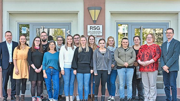 Die erfolgreichen Teilnehmerinnen und Teilnehmer der Weiterbildung zur Praxisanleitung in der Pflege mit RSG-Geschäftsführer Dr. Matthias Wagner (links), Kursleiterin Dr. Karin Webert (2. von rechts) und Projektleiter Markus Staubach (rechts).