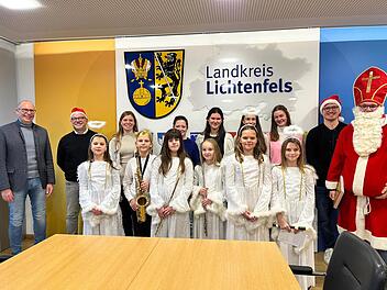 Lichtenfels: Schüler singen Weihnachtslieder im Landratsamt - "himmlischer Besuch" Lichtenfels: Schüler singen Weihnachtslieder im Landratsamt - "himmlischer Besuch"