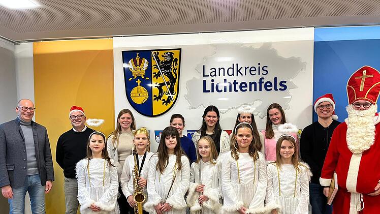 Lichtenfels: Schüler singen Weihnachtslieder im Landratsamt - "himmlischer Besuch"