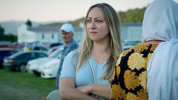 Alisa (39) reist aus den USA mit ihrer eigenen kleinen Tochter nach Bosnien. Dort erlebte sie einst als Neunjährige von ihren Eltern getrennt den Jugoslawienkrieg. Alisas Vater, ein Bosnier, schickte der geliebten Tochter Videobotschaften aus Srebrenica - bis 1995, als er im Zuge der "ethnischen Säuberungen" ermordet wird.