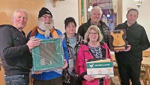 Die Vorstandsmitglieder der Eberner SPD, Werner Freibott, Kerstin Frosch, Ruth Metter, und B&uuml;rgermeister J&uuml;rgen Hennemann bei der &Uuml;bergabe des Defibrillators an die Feuerwehrkommandanten Andreas Kern (rechts) und Roland Dumberger (links).