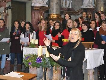Das Adventskonzert in der Sulzthaler Pfarrkirche war wieder ein besonderer musikalischer Höhepunkt im Dorfleben. Ausgerichtet wurde das gut besuchte Konzert von Antonia Volkmuth und dem Gesangverein "Sängerlust". Foto: Norbert Schmitt