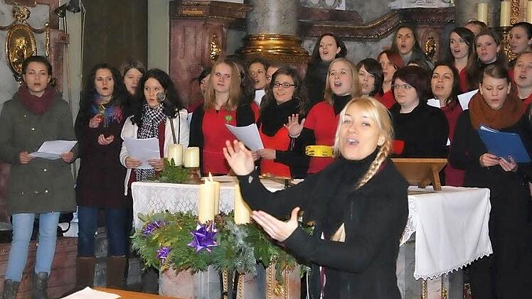 Das Adventskonzert in der Sulzthaler Pfarrkirche war wieder ein besonderer musikalischer Höhepunkt im Dorfleben. Ausgerichtet wurde das gut besuchte Konzert von Antonia Volkmuth und dem Gesangverein "Sängerlust". Foto: Norbert Schmitt