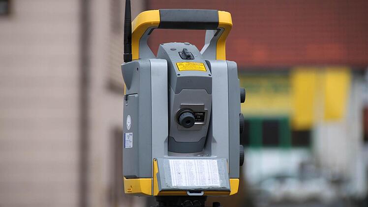 Vermessungstechniker messen bereits die Straße aus.