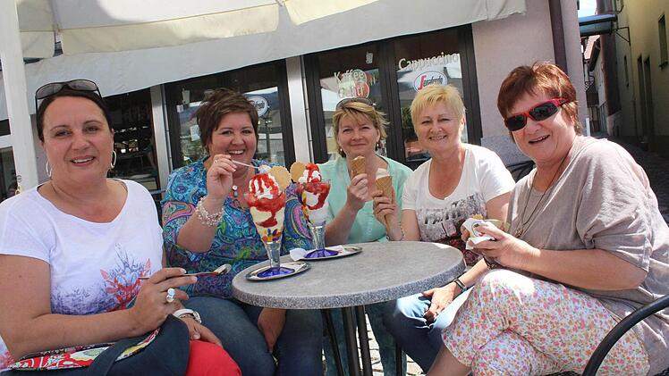 Andrea, Daniela, Marika, Sibylle und Gerti (von links) genießen ihr Eis.