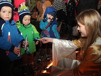 Franka Märkl verteilte als Christkind Süßigkeiten an die Kinder. Fotos: Alexander Hartmann