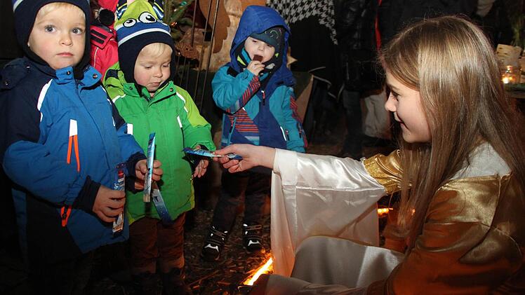 Franka Märkl verteilte als Christkind Süßigkeiten an die Kinder. Fotos: Alexander Hartmann