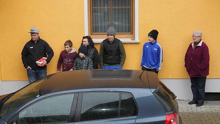 Markus, Lars, Luca, Heike, Tim, Nico und Marianne freuten sich trotz Nieselregen in Gößmitz über die Silvestermusik. Foto: Gerd Klemenz
