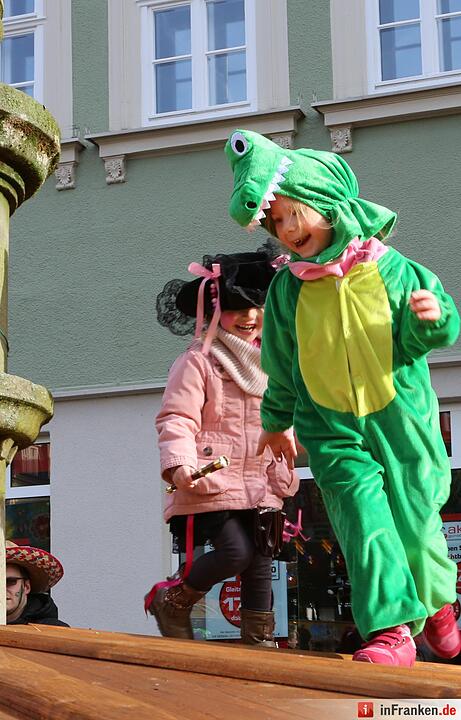 Gaudiwurm: Narren feiern in Coburg