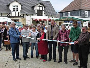 Gemeinsam mit den drei Sonnefelder Bürgermeistern führten Marktfieranten den Bandschnitt als symbolische Eröffnung des Wochenmarktes in neuer Umgebung durch. Foto: Klaus Oelzner
