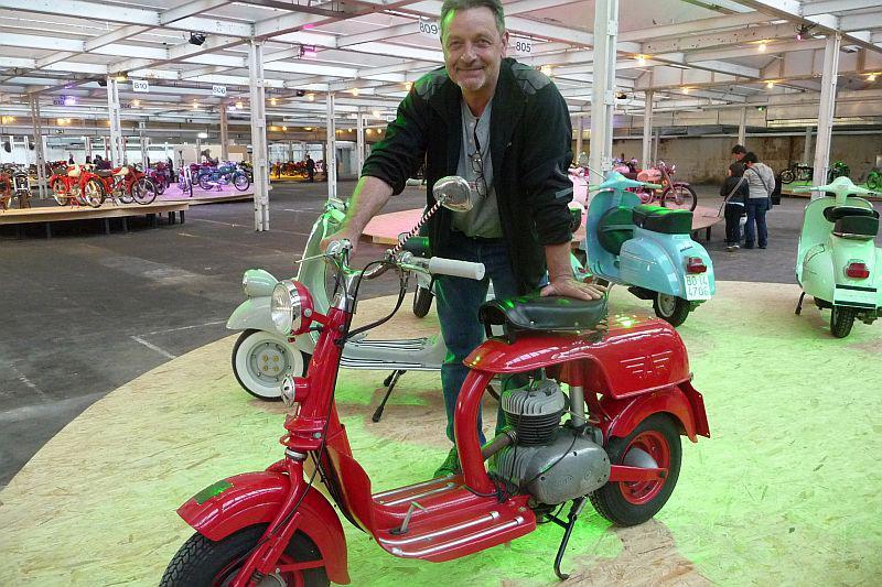 Besitzer mit Motorroller MV Agusta