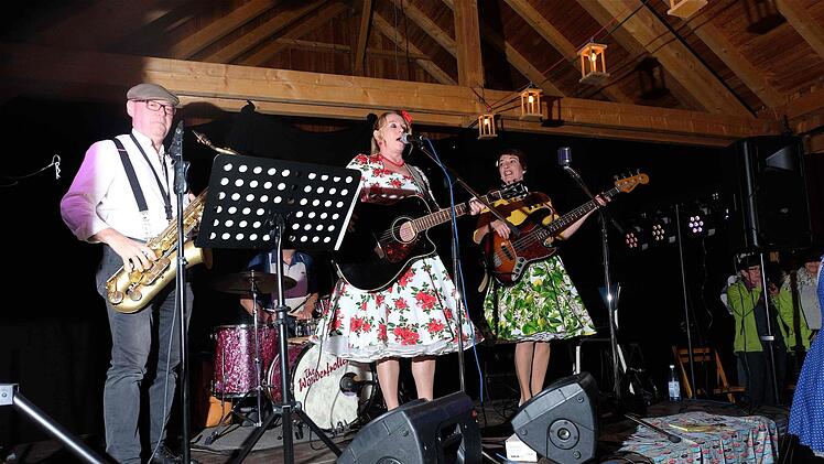 Die Wonderfrolleins überzeugten bei der Geburtstagsparty von Kulturbunt Hammelburg auf der Museumsinsel mit Schlager- und Rockmusik aus den 1950er Jahren. Die Gäste tanzten dabei fröhlich mit. Viele hatten sich entsprechend im Stil der 50er gekleidet.  Foto: Gerd Schaar