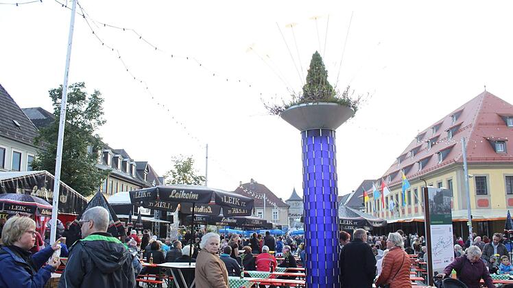 Schon bevor es richtig losging füllten sich die Bänke am Marktplatz.Popp