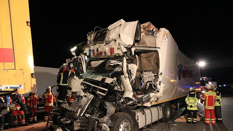 Am Mittwochabend ist ein Sattelzug auf das Stauende auf der A3 bei Biebelried aufgefahren. Der Unfallverursacher starb noch an der Unfallstelle. Foto: NEWS5 / Merzbach