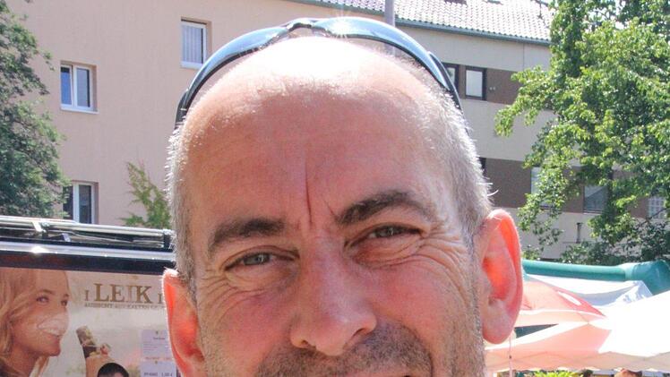 Metzgermeister Willy Sommer aus Lautertal: "Für mich geht mit dem heutigen Fest auch die diesjährige Bratwurst-Saison beim HSC zu Ende. Wir haben ja wieder bei jedem Heimspiel vor der HUK-Arena gebraten. Den mit Abstand besten Verkauf hatten wir gegen Rimpar und gegen Eisenach. Zu Eisenach muss mann wissen: Die Thüringer lieben unsere Coburger Bratwürste, weil sie besser sind als ihre - sie dürfen das allerdings nicht laut sagen. Aber auch wenn Eisenach abgestiegen ist und 2018/2019 nicht meh...