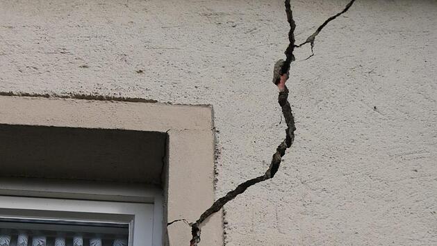 Die klaffenden Risse an der Fassade des Hauses der Familie Mark, die wohl durch ICE-Gleisbauarbeiten entstanden sind, werden von Jahr zu Jahr breiter. Das Haus sei instabil, klagen die Eigent&uuml;mer, was sich darin zeige, dass immer neue Risse an  Au&szlig;en- und Innenw&auml;nden auftreten. Foto: Matthias Einwag