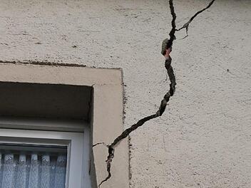 Die klaffenden Risse an der Fassade des Hauses der Familie Mark, die wohl durch ICE-Gleisbauarbeiten entstanden sind, werden von Jahr zu Jahr breiter. Das Haus sei instabil, klagen die Eigentümer, was sich darin zeige, dass immer neue Risse an  Außen- und Innenwänden auftreten. Foto: Matthias Einwag