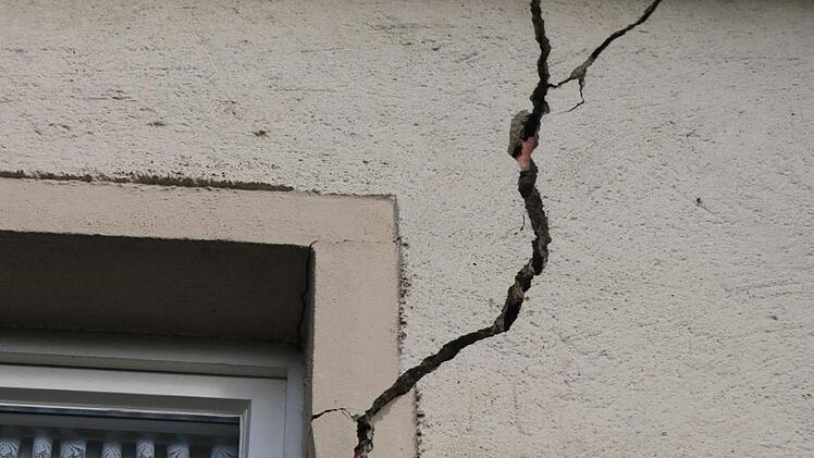 Die klaffenden Risse an der Fassade des Hauses der Familie Mark, die wohl durch ICE-Gleisbauarbeiten entstanden sind, werden von Jahr zu Jahr breiter. Das Haus sei instabil, klagen die Eigentümer, was sich darin zeige, dass immer neue Risse an  Außen- und Innenwänden auftreten. Foto: Matthias Einwag