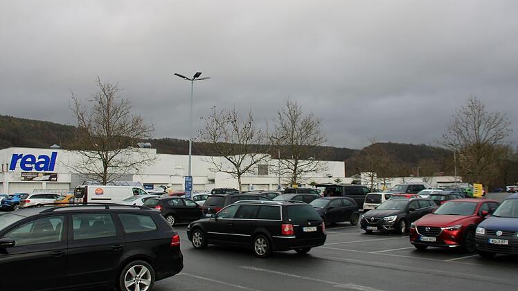 Trotz der corona-bedingten Einschränkungen herrscht vor den Kulmbacher Lebensmittelmärkten in diesen Tagen Hochbetrieb. Foto: Dagmar Besand