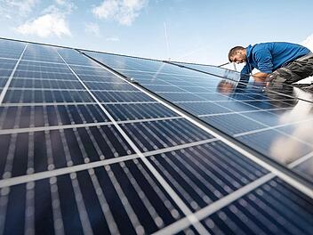 Die Gemeinde Neudrossenfeld möchte PV-Anlagen auf gemeindlichen Dächern bauen.