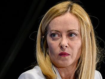 Seit 2022 ist Giorgia Meloni die erste weibliche und rechtspopulistische Ministerpr&auml;sidentin Italiens.