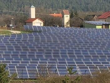 In den Solarpark Eschlipp investierten die Stadtwerke Ebermannstadt 3,6 Millionen Euro. Foto: Josef Hofbauer