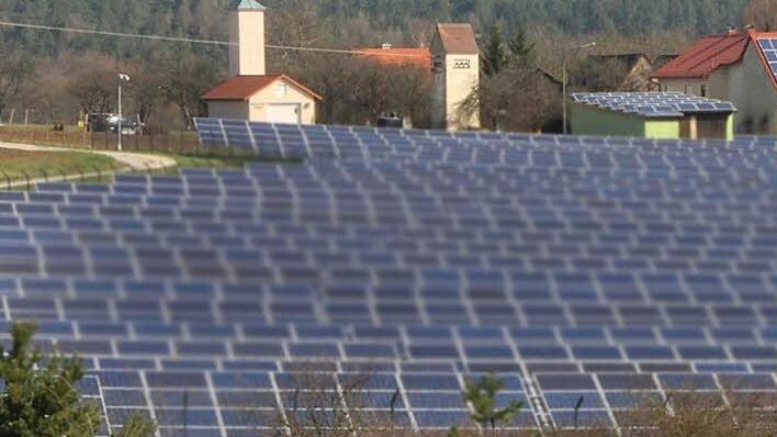 In den Solarpark Eschlipp investierten die Stadtwerke Ebermannstadt 3,6 Millionen Euro. Foto: Josef Hofbauer