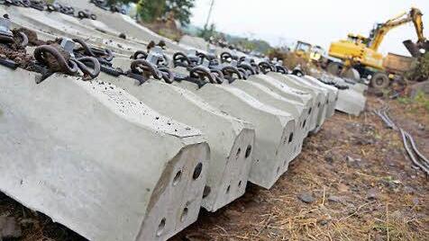 Neue Betonschwellen reihen sich an der Baustelle auf.