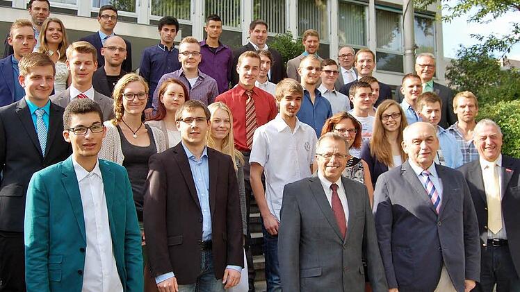 Stellvertretender Landrat Emil Müller (Mitte vorn) würdigte in einer Feierstunde die erfolgreichen Kammersieger.