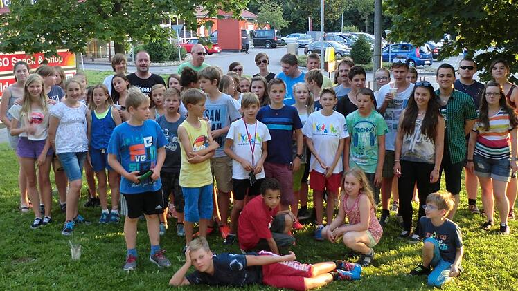 Rund 50 junge Leute besuchten den Heide-Park in Soltau.  Foto: privat