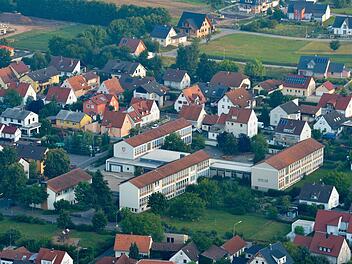 Im vorderen Bereich, auf der Freifläche rechts neben dem Baukörper der Schule, soll das Zentrum entstehen. Luftbild: Ronald Rinklef