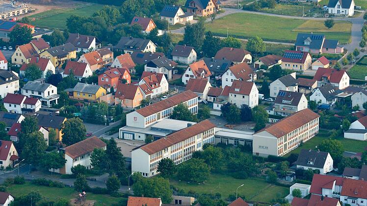 Im vorderen Bereich, auf der Freifläche rechts neben dem Baukörper der Schule, soll das Zentrum entstehen. Luftbild: Ronald Rinklef