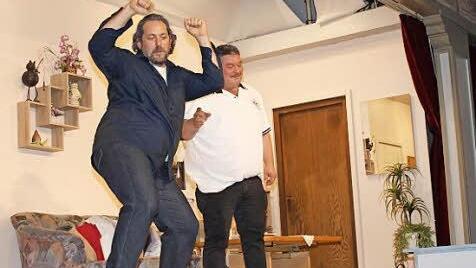 Detlef (Wolfhart Weinkauf, links) und sein Freund (Udo Blankenbühler) freuen sich darauf, richtig die Puppen tanzen zu lassen.