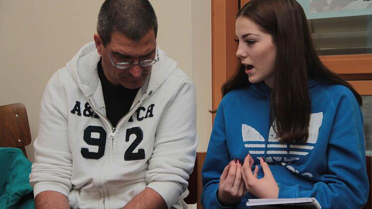 Emilia setzt Jürgen Schlicher auseinander, warum sie sich an der Diskriminierung ihrer Mitschüler nicht beteiligen wollte. Foto: Dagmar Besand